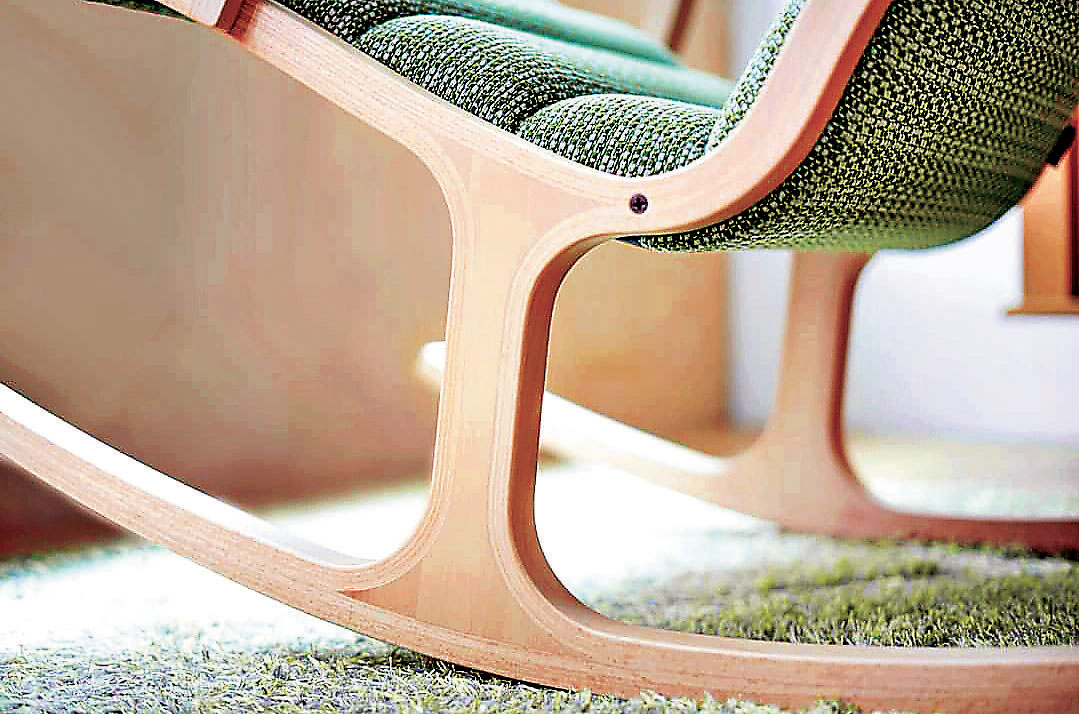 ■椅子採用櫸木製造，承托力足。