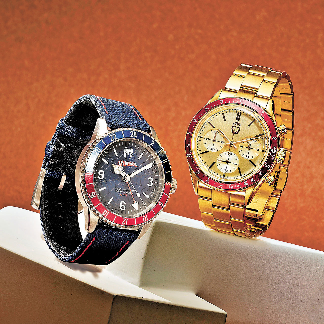 ■蜘蛛俠機械腕錶（左）和鐵甲奇俠石英計時腕錶（右）同樣大方得體。