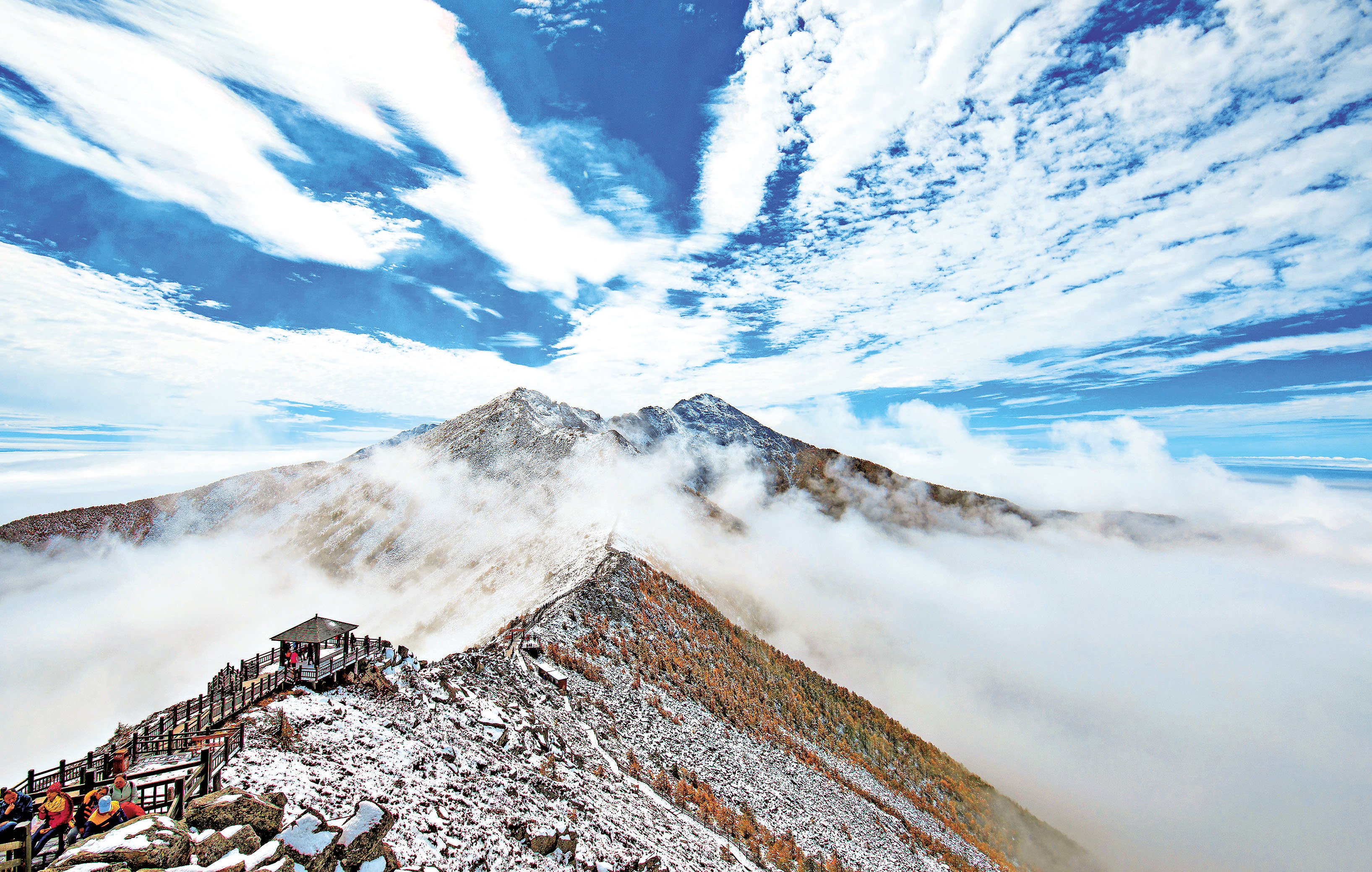 ■雪後的太白山蔚為壯觀。