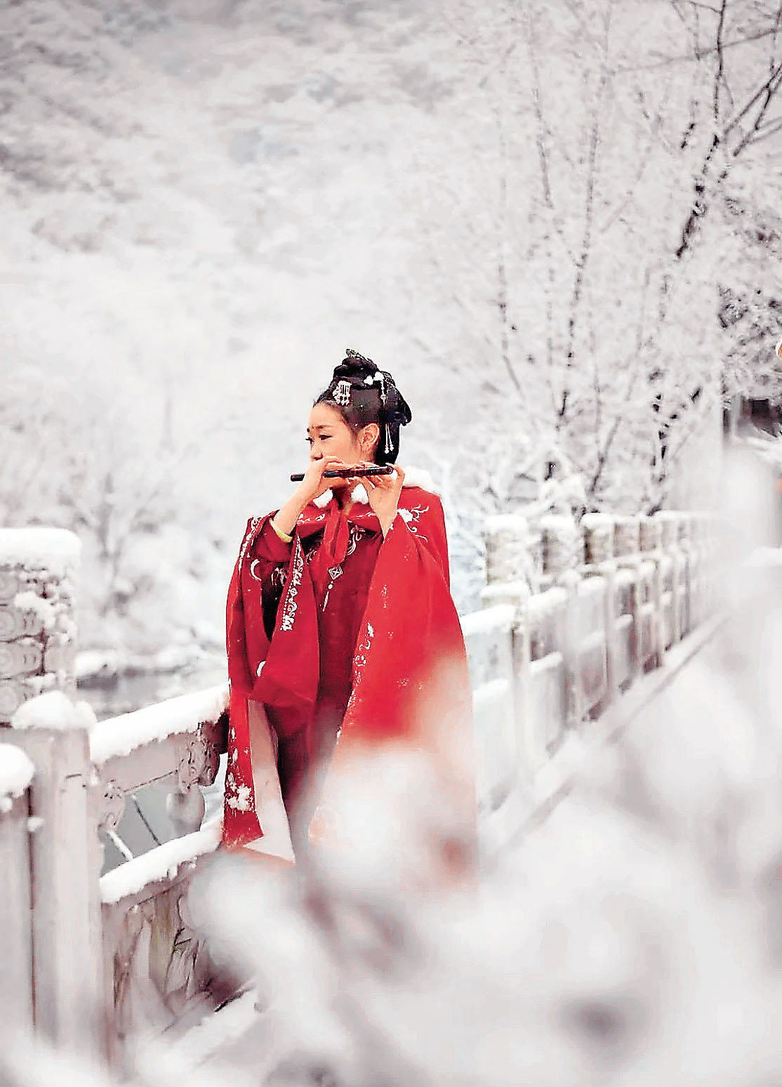 ■穿華服冬遊太白山別有一番風情。