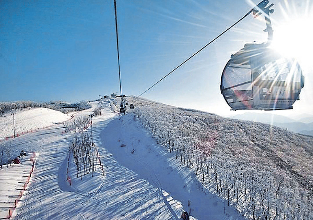 ■滑雪場位於半山，滑雪人士須乘搭纜車到達場地。