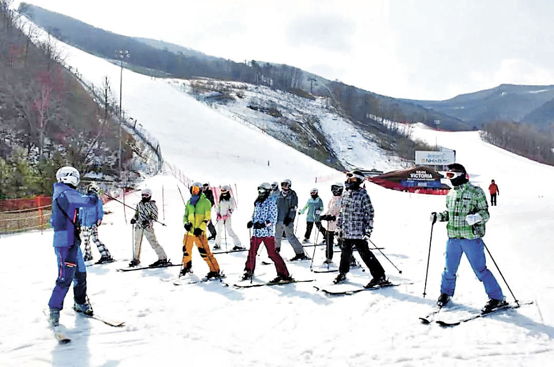 ■滑雪場有專業教練指導初學人士滑雪。