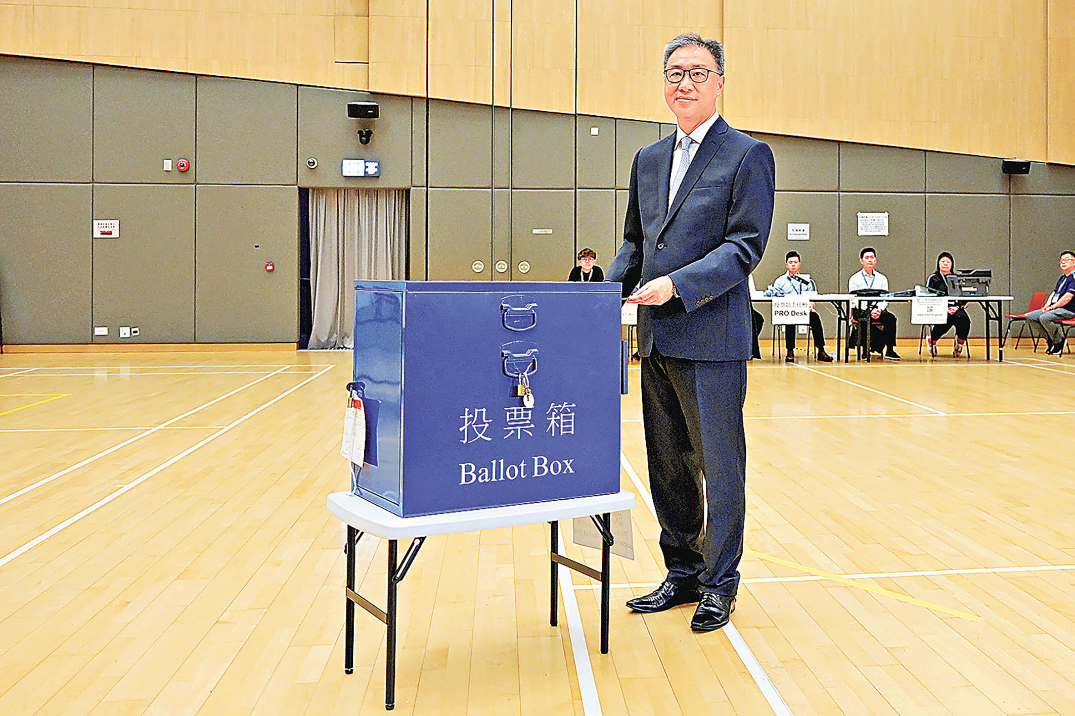 ■選舉管理委員會主席陸啟康模擬投票流程。   中新社