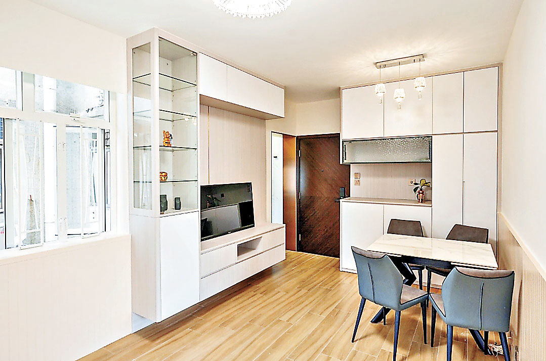 ■客廳牆身打造了一組電視櫃和玻璃飾櫃。