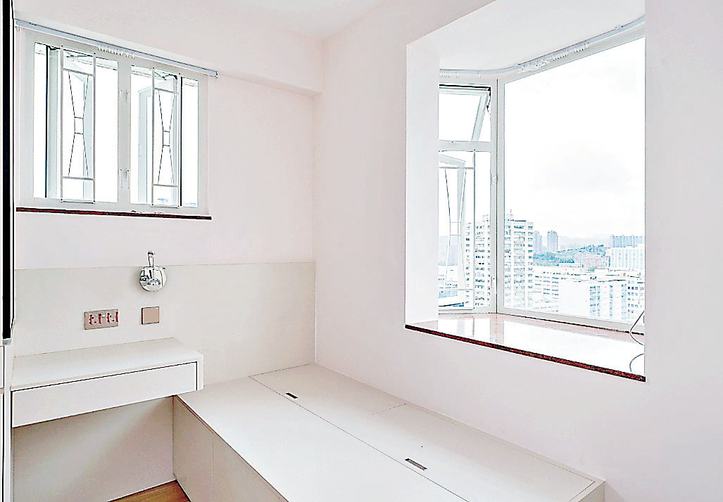 ■睡房雖小，但有兩組窗戶，陽光十足。