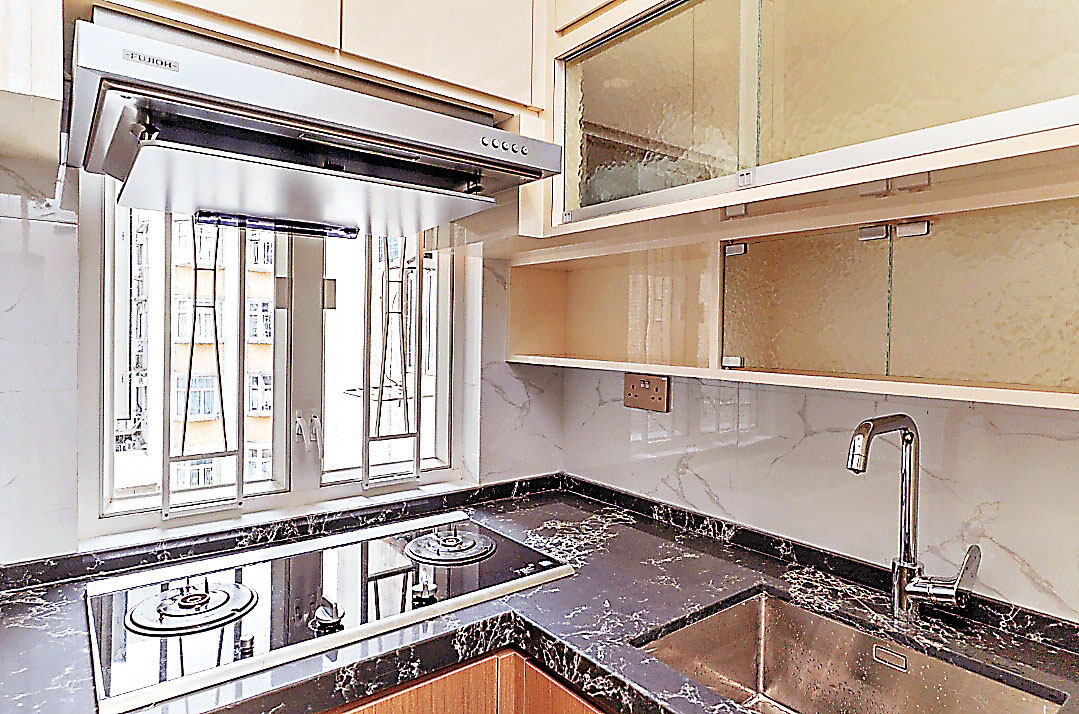 ■廚房採用L形雲石煮食枱。