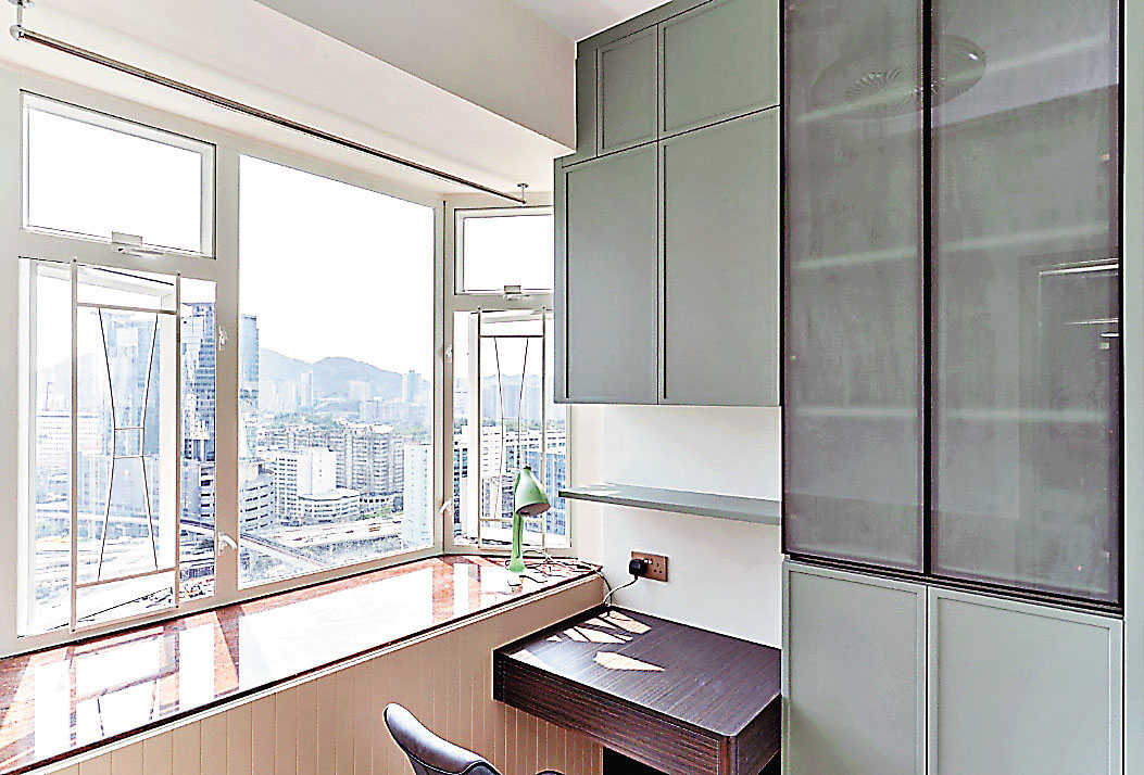 ■睡房擺放了玻璃書櫃及收納櫃。