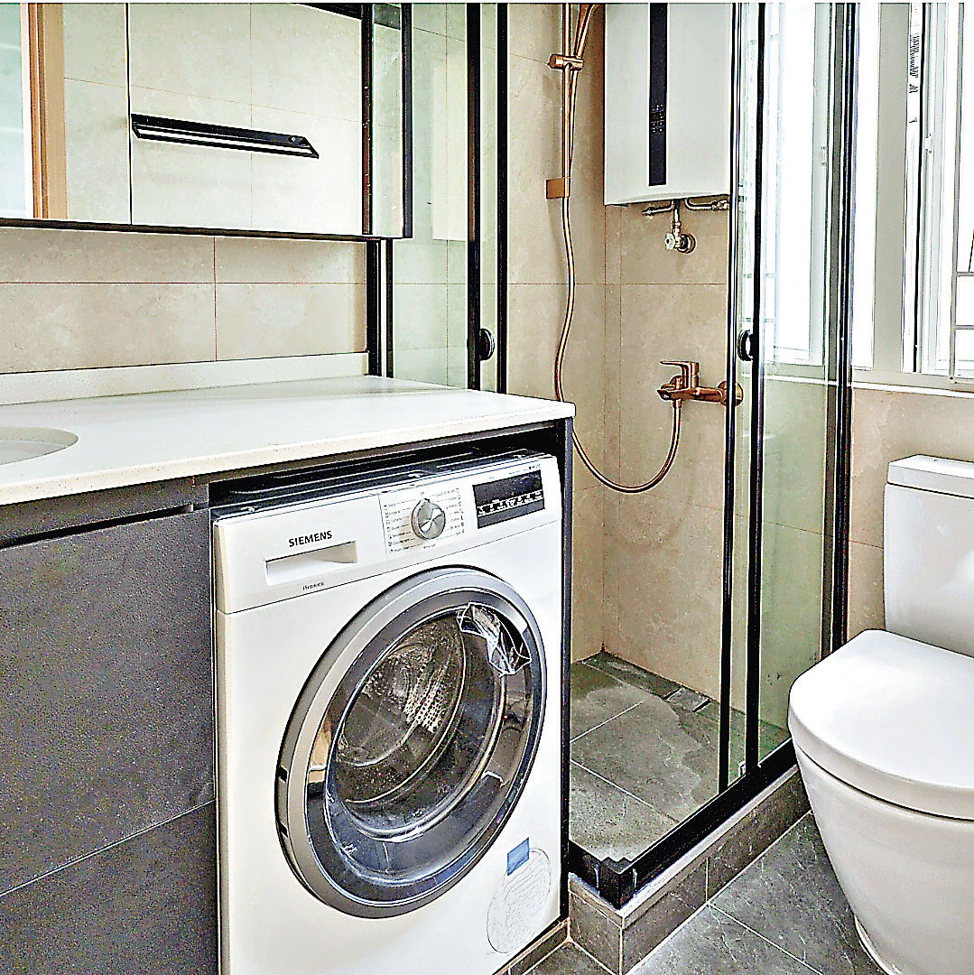 ■洗衣機安放在淋浴間，慳位又方便。