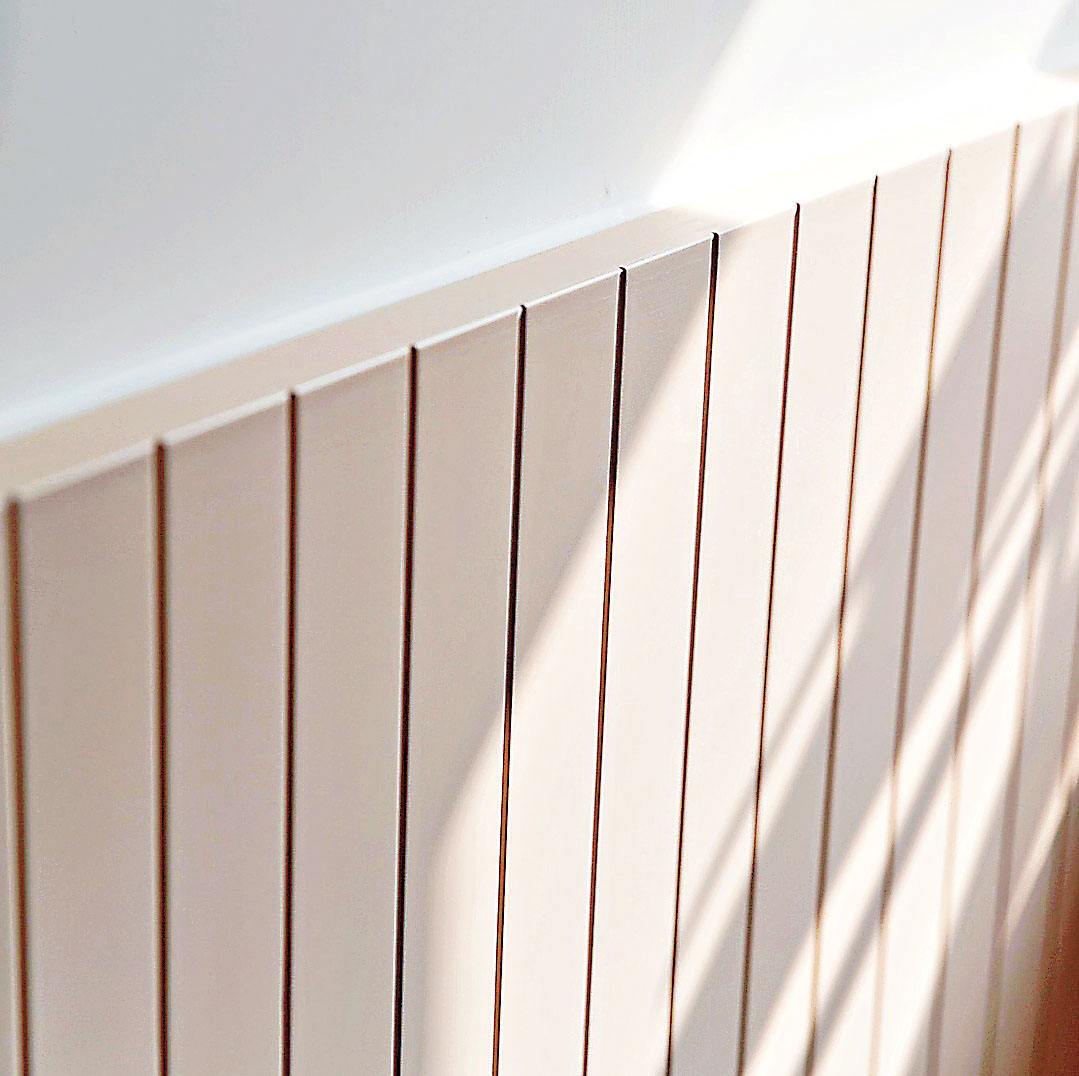 ■客廳牆身加裝半身木條子裝飾。