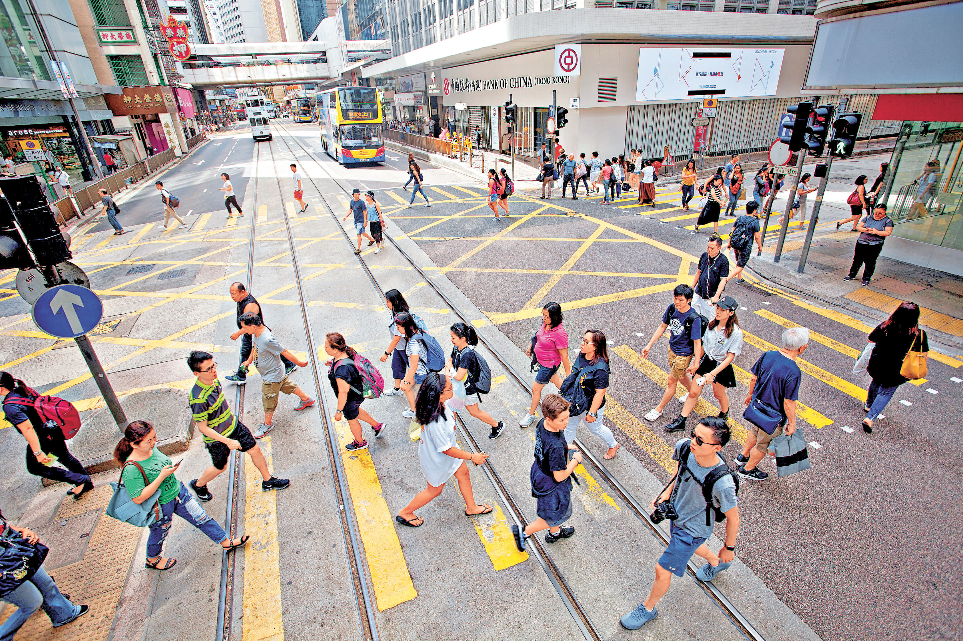 ■行人切記使用安全過路設施如斑馬線。