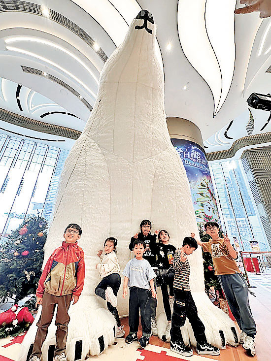 ■身高5米的「波士熊」最受小朋友歡迎，紛紛拍照留念。