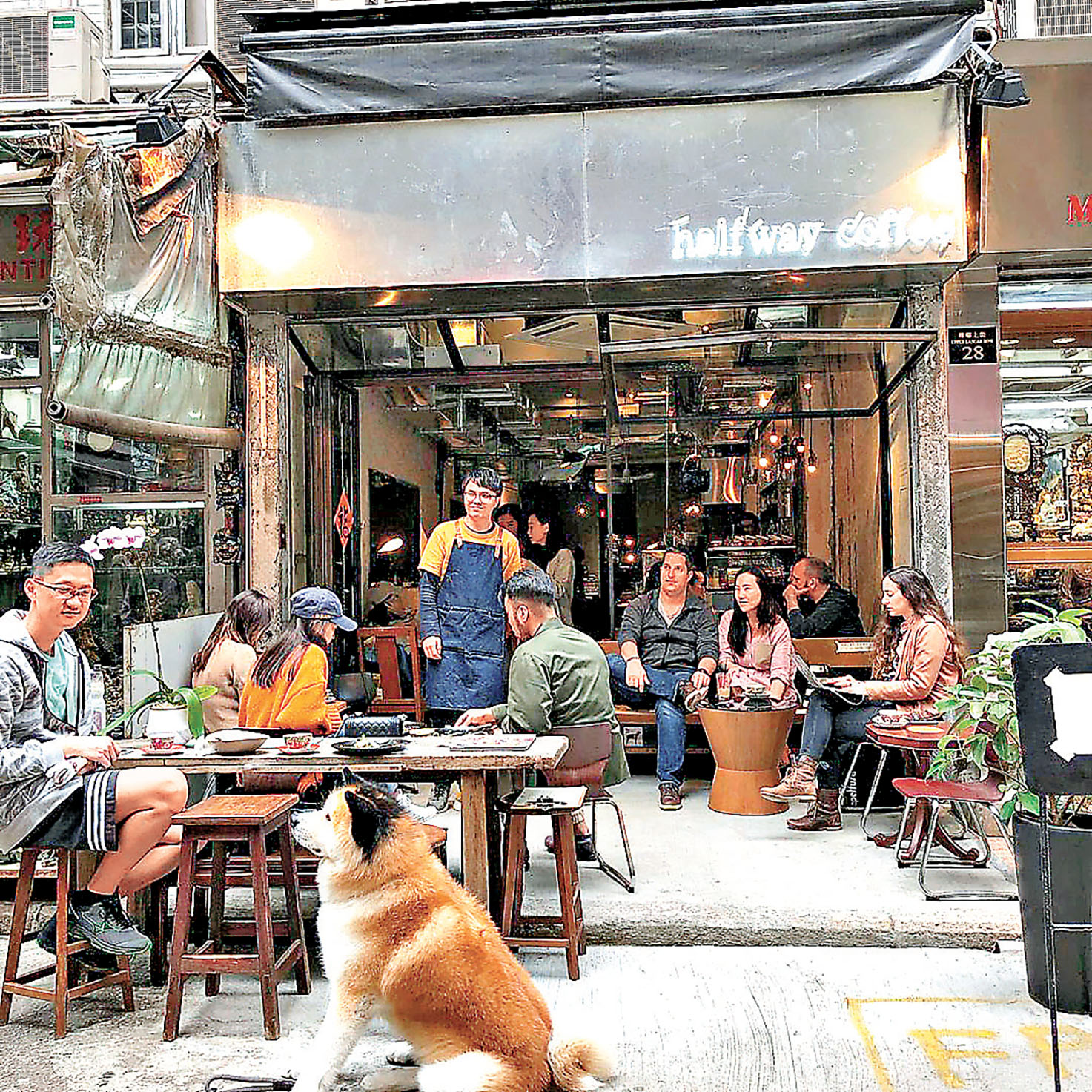 ■半路咖啡設有戶外座位。