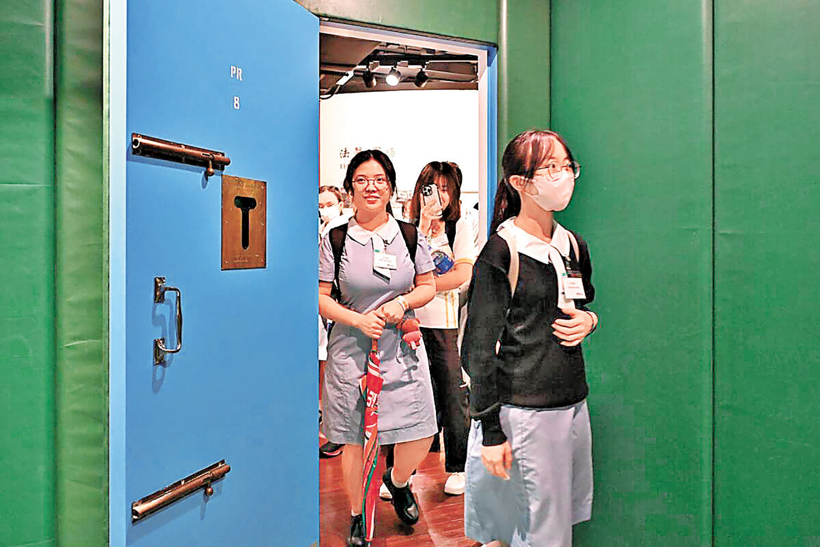 ■學生進入俗稱「啤房」的模擬保護房參觀。