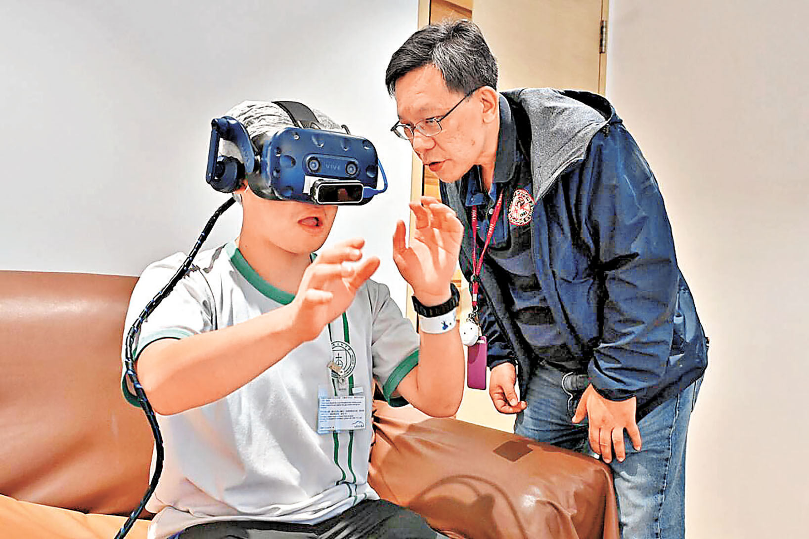 ■學生戴上VR虛擬實境眼鏡，模擬精神病患者出現幻聽幻覺。