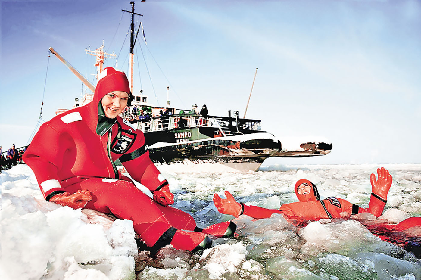 ■遊客穿上特製的防水保暖橡皮衣，一嘗浮沉冰海的滋味。