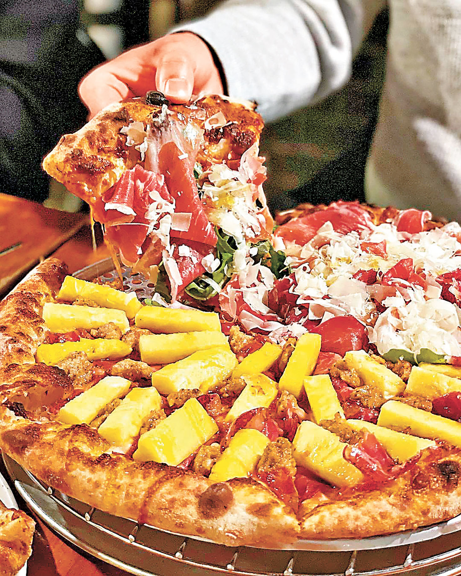 ■Mother of Pizzas製作出口感煙韌香脆的薄餅。