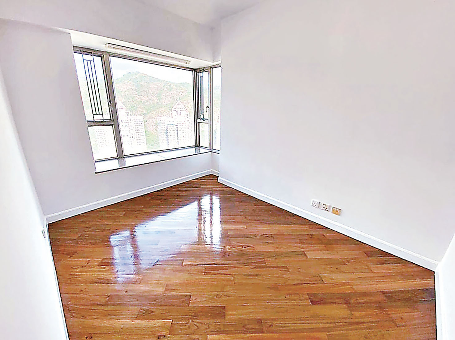 ■房間較大，可擺放睡床、衣櫃和書枱。