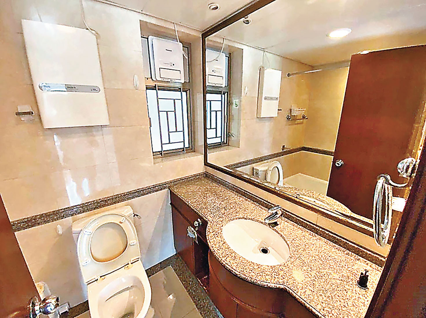 ■廁所設有大型玻璃梳妝鏡。