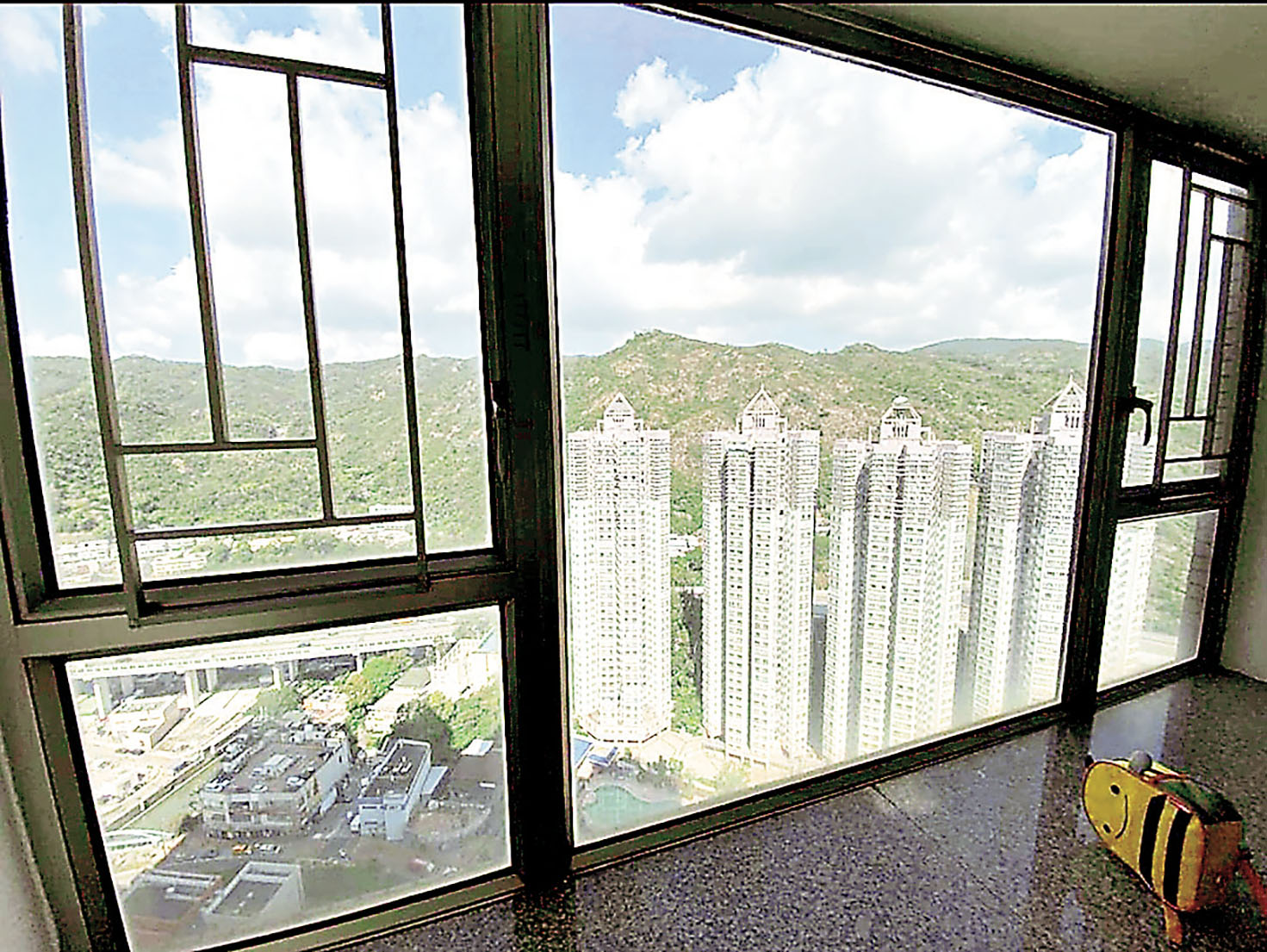 ■單位主要望鄰近屋苑樓景和山景。