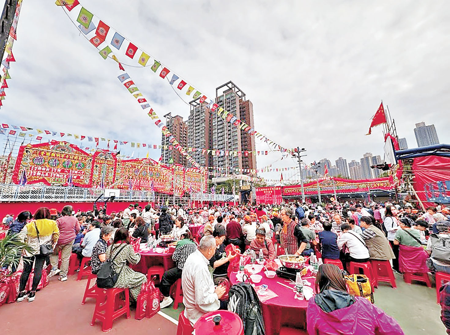 ■太平清醮盆菜宴一連舉辦7日，場面熱鬧。