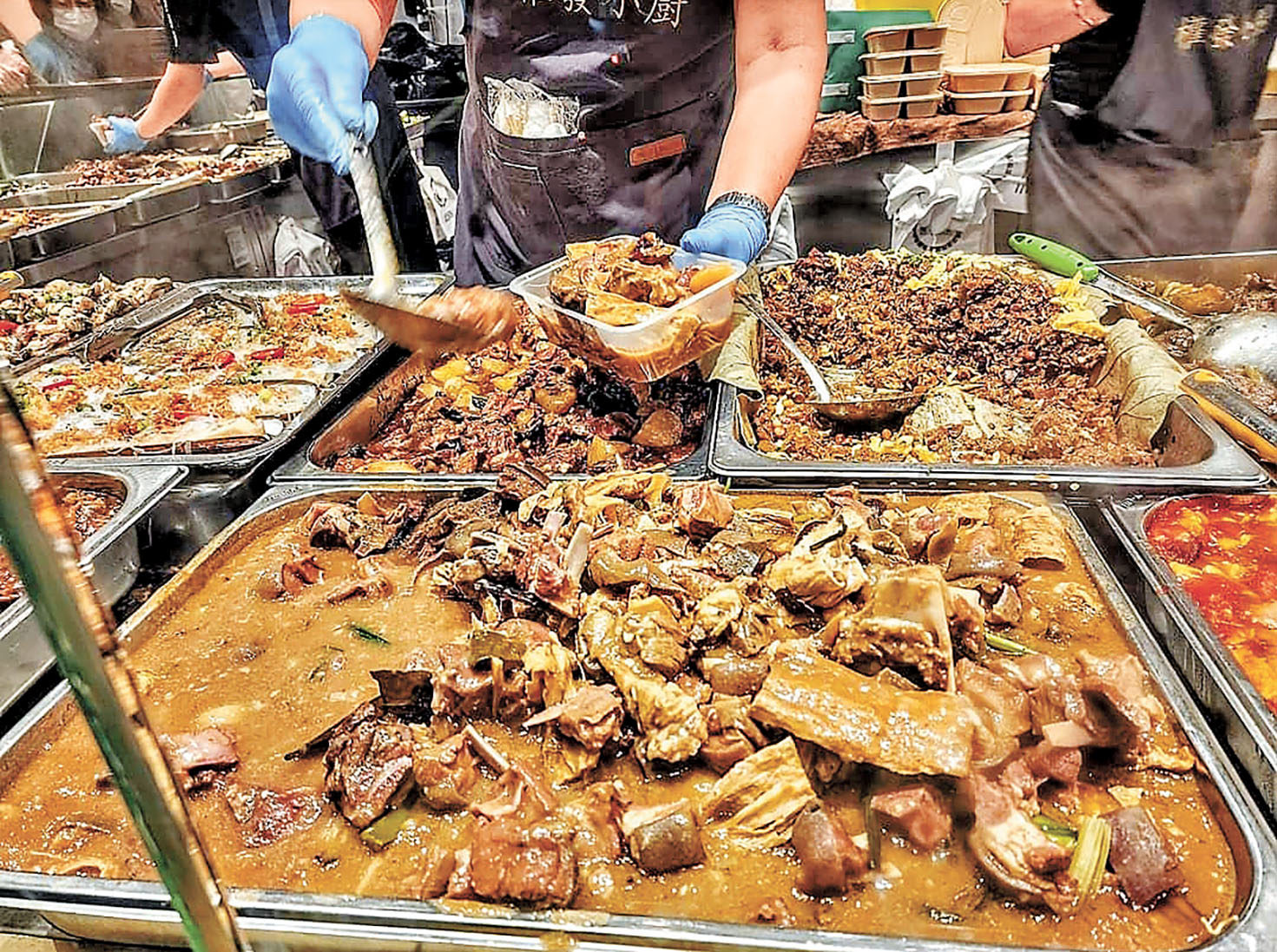 ■權發小廚兩餸飯日日都有羊腩煲菜式供應。