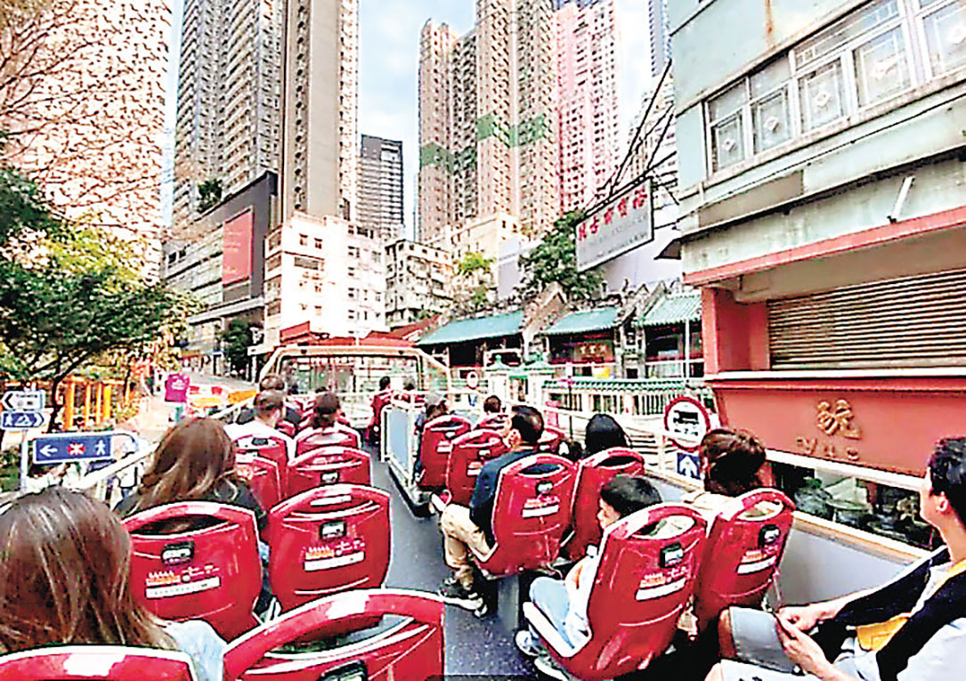 ■乘坐開篷巴士觀光別有風味。