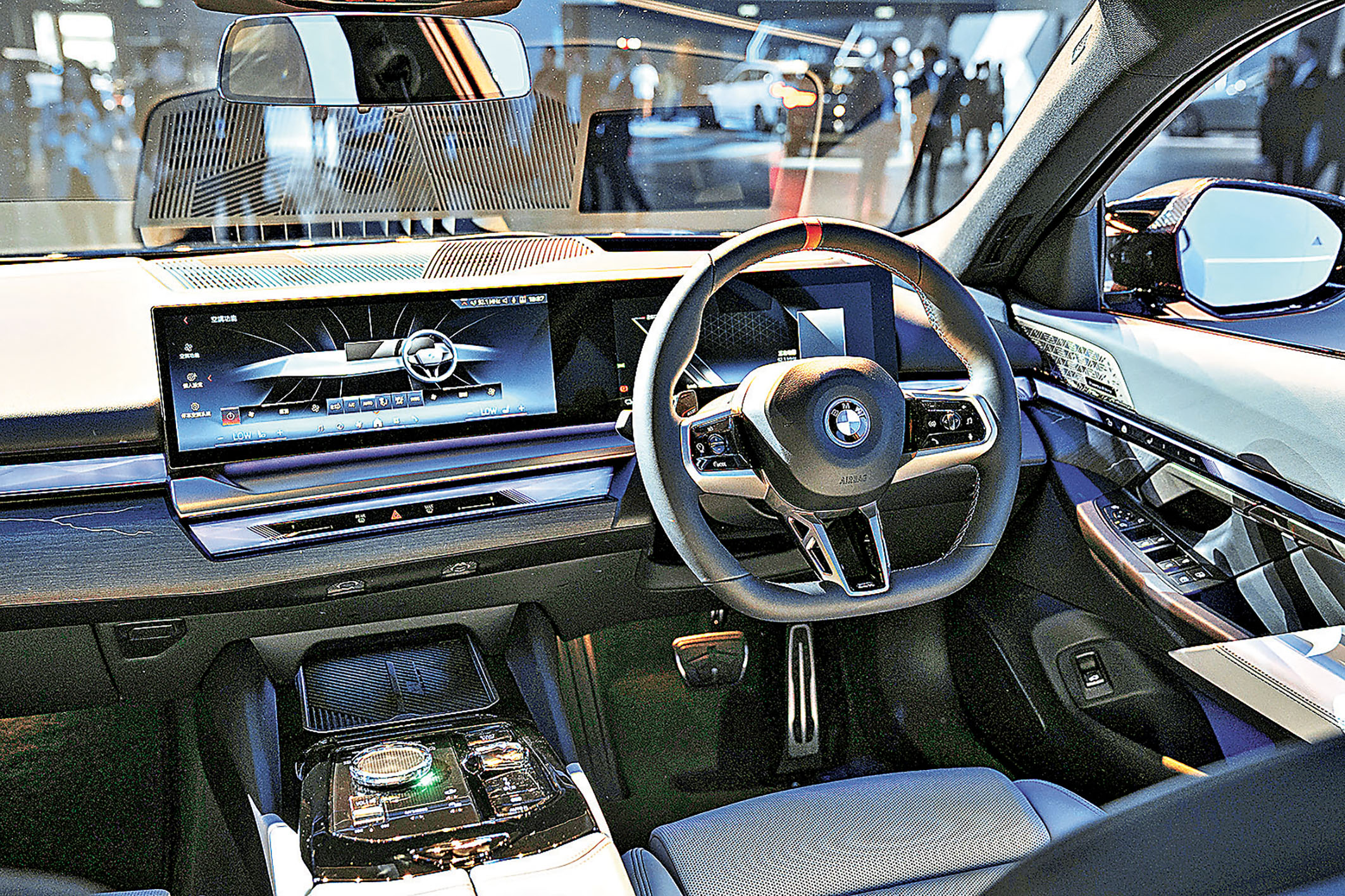 ■環繞光幕的創新燈條十分搶眼。