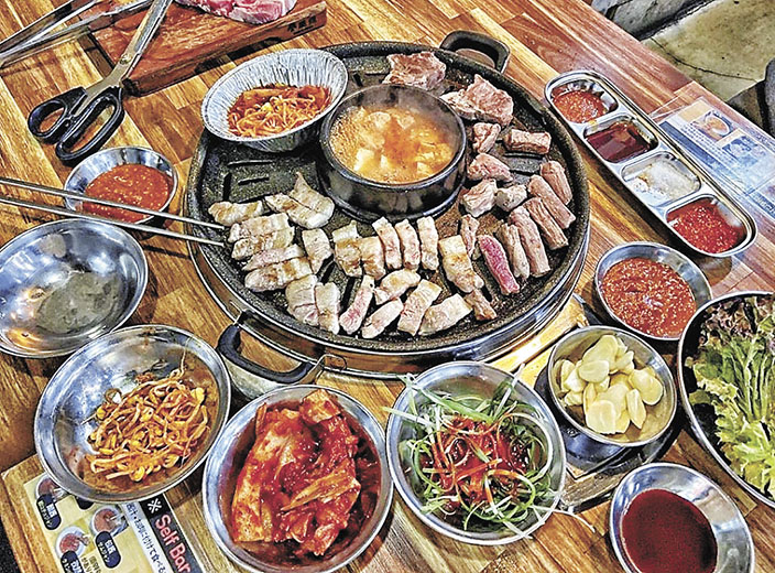 ■「荒謬的生肉」的五花肉乃明洞人氣美食。