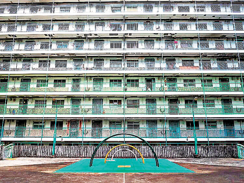 ■南山邨遊樂場成為中外遊客的打卡勝地。