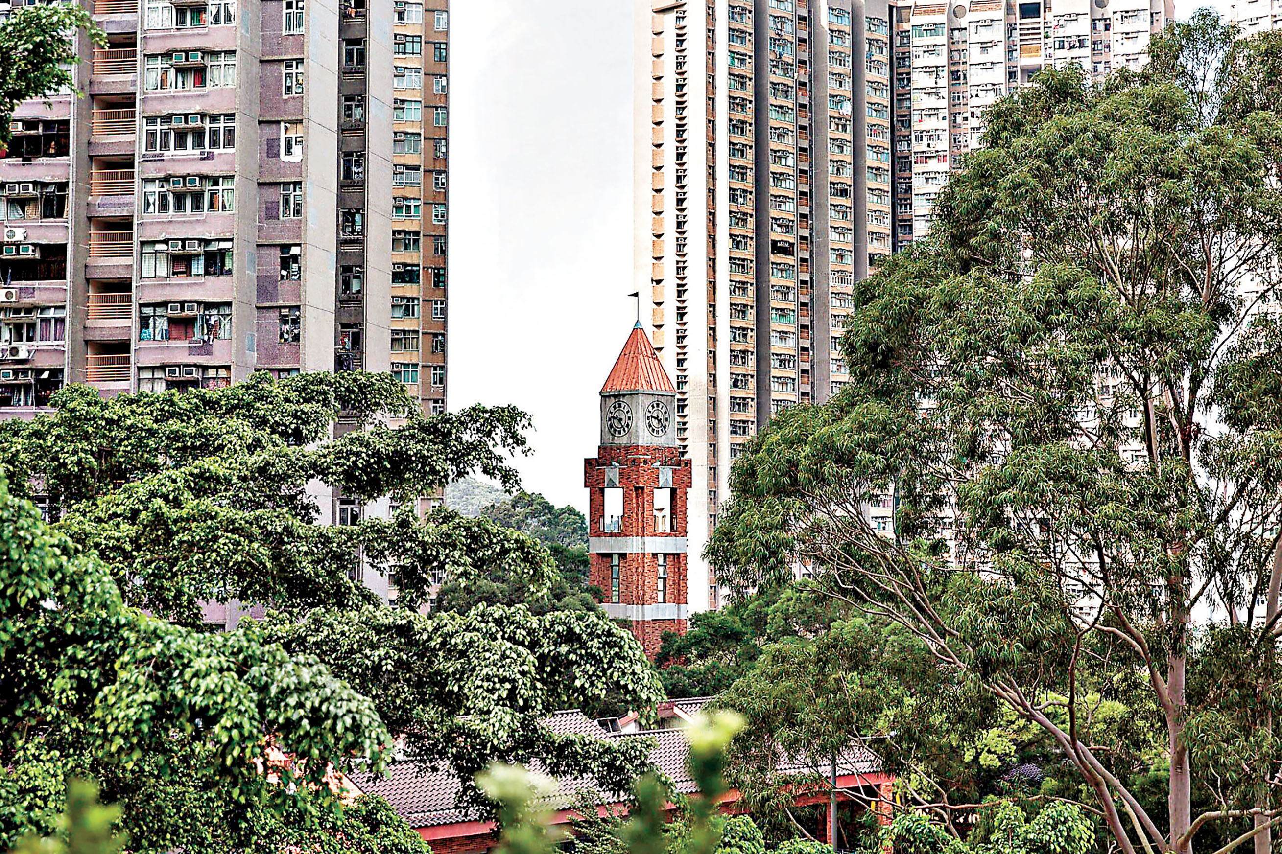 ■廣源邨中央有一座鐘樓。