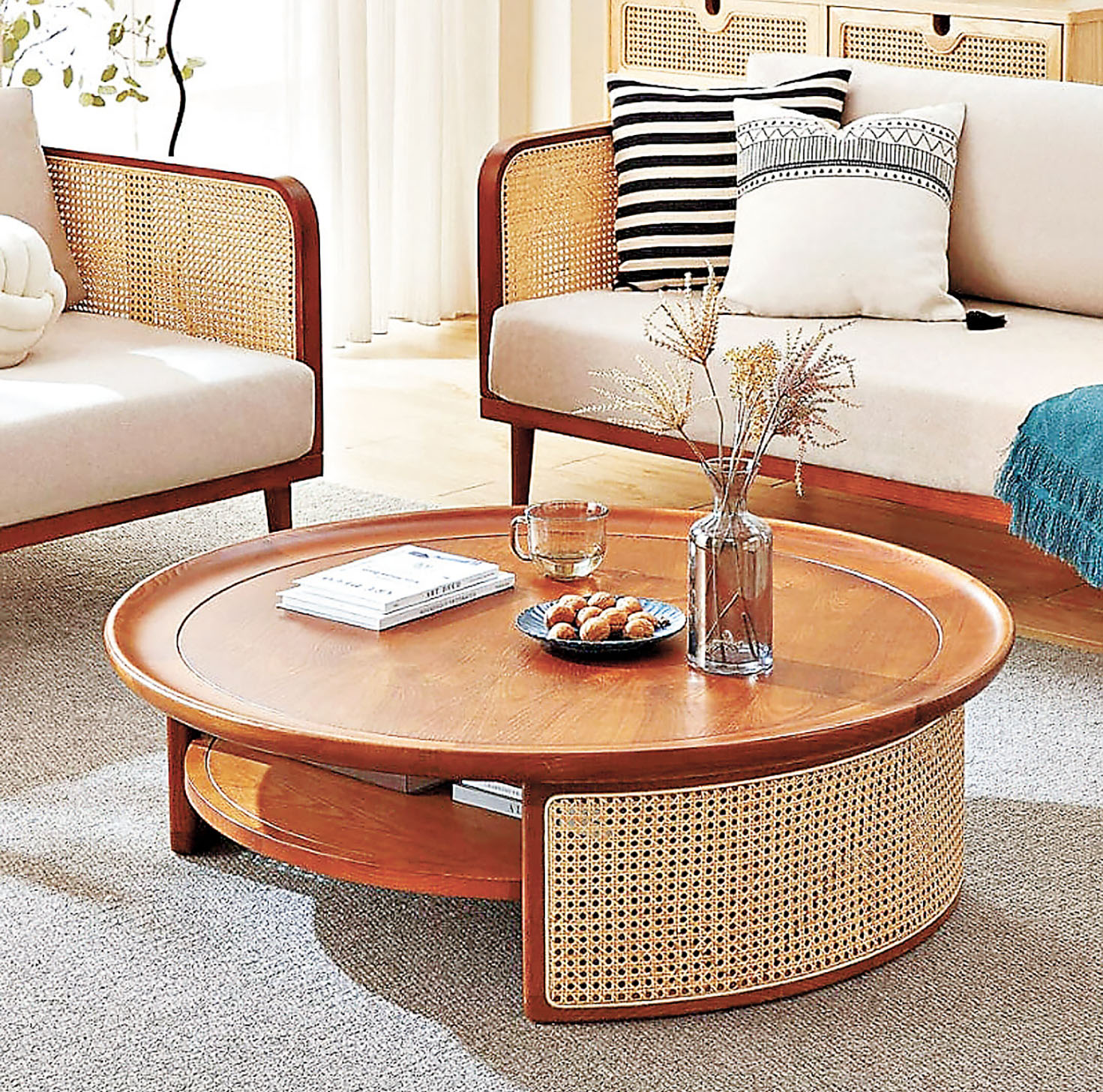 ■矮身圓形茶几，與梳化襯到絕。