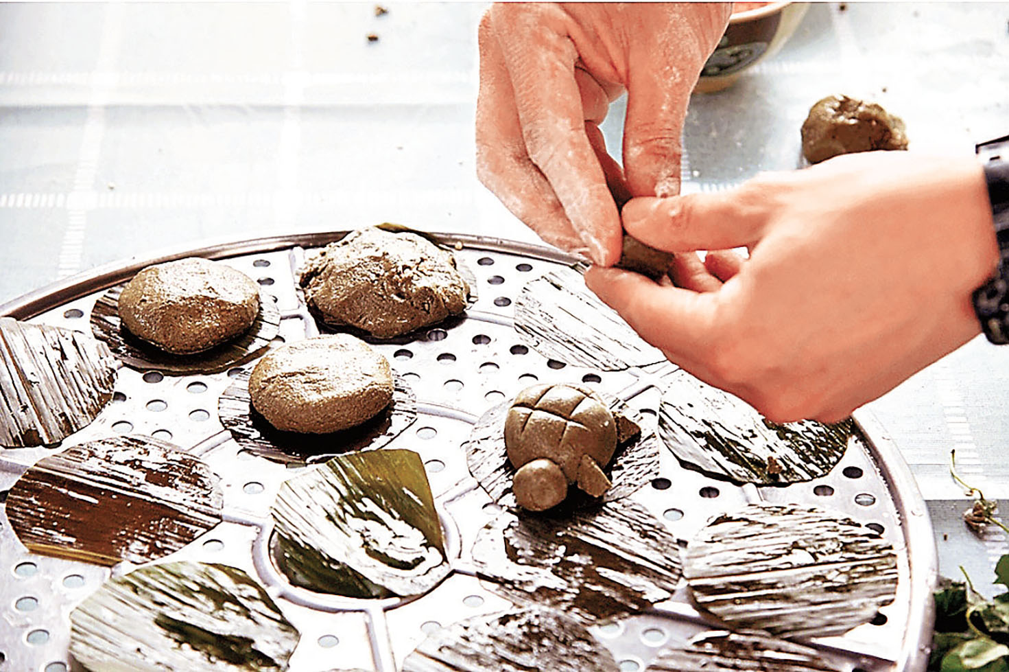 ■沙頭角村民親身教授旅客製作客家茶粿。