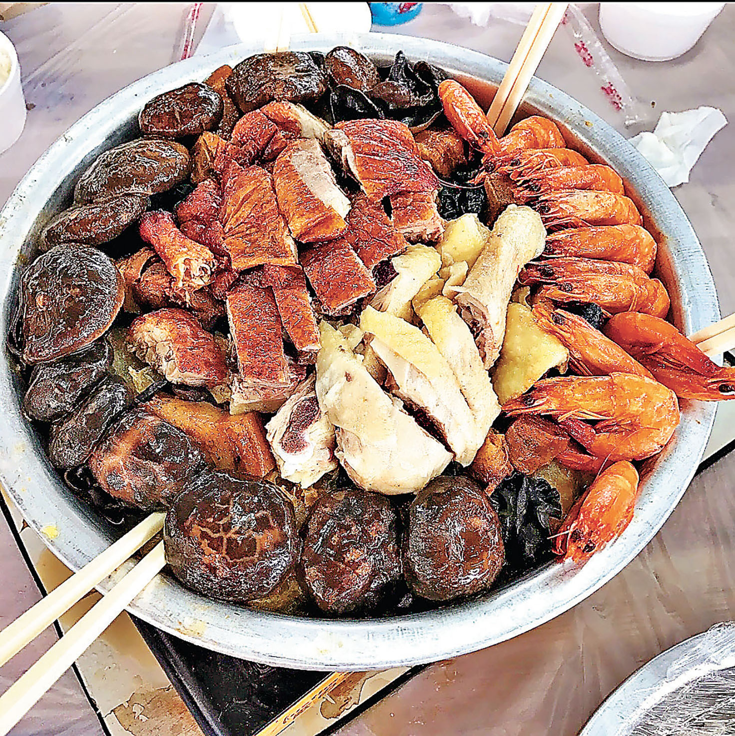 ■旅行團會安排遊客在沙頭角農莊內試食客家盆菜。