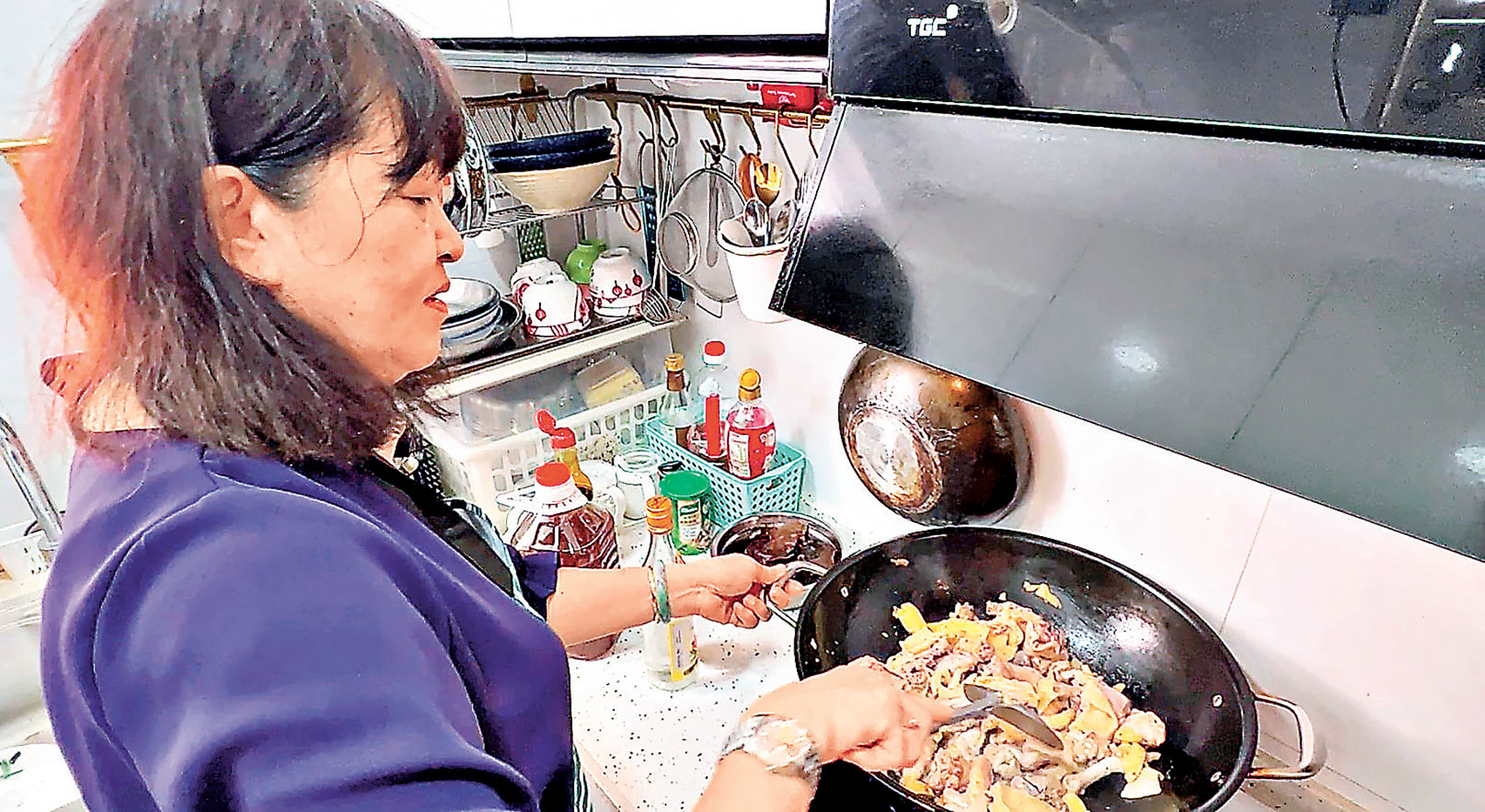 ■何小姐同時掌勺兩個客家大菜也輕鬆自如。 戴天晟 攝