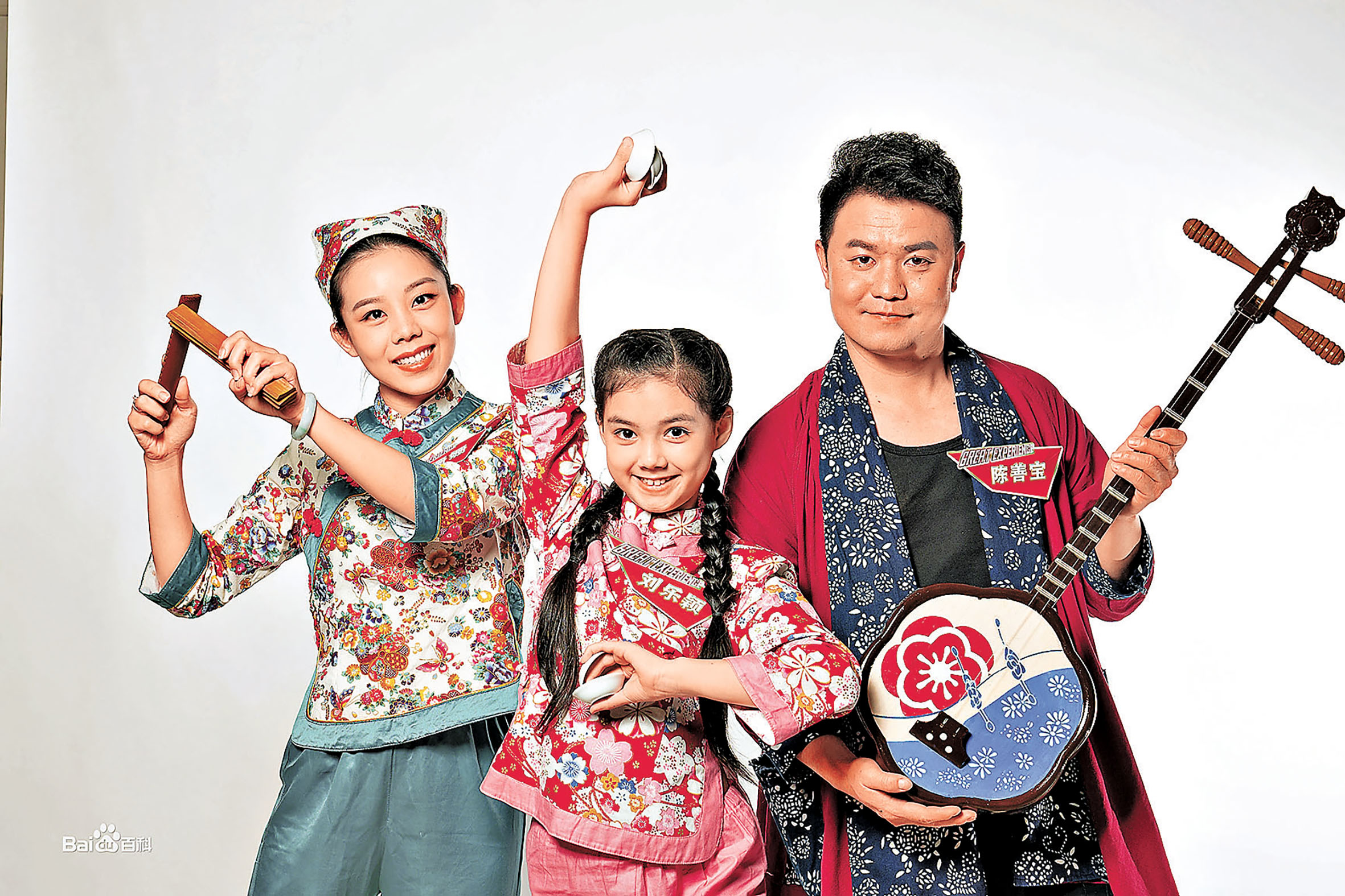 ■陳善寶（右）、梁姍姍（左）和培養的同學組成「客家三寶」，登上各大舞台。  資料圖片