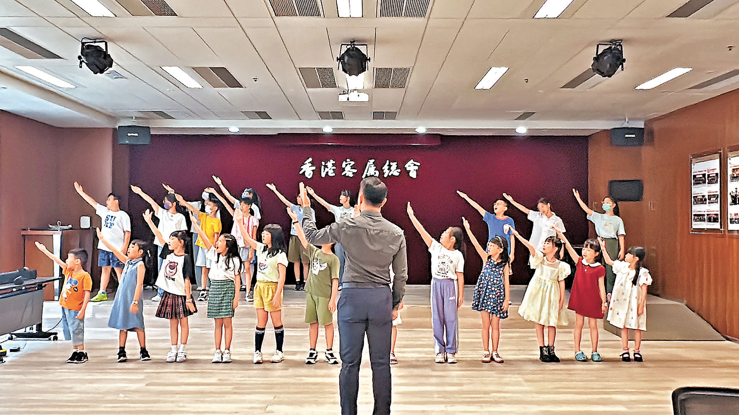 ■合唱團的孩子們歌聲嘹亮，動作整齊劃一。