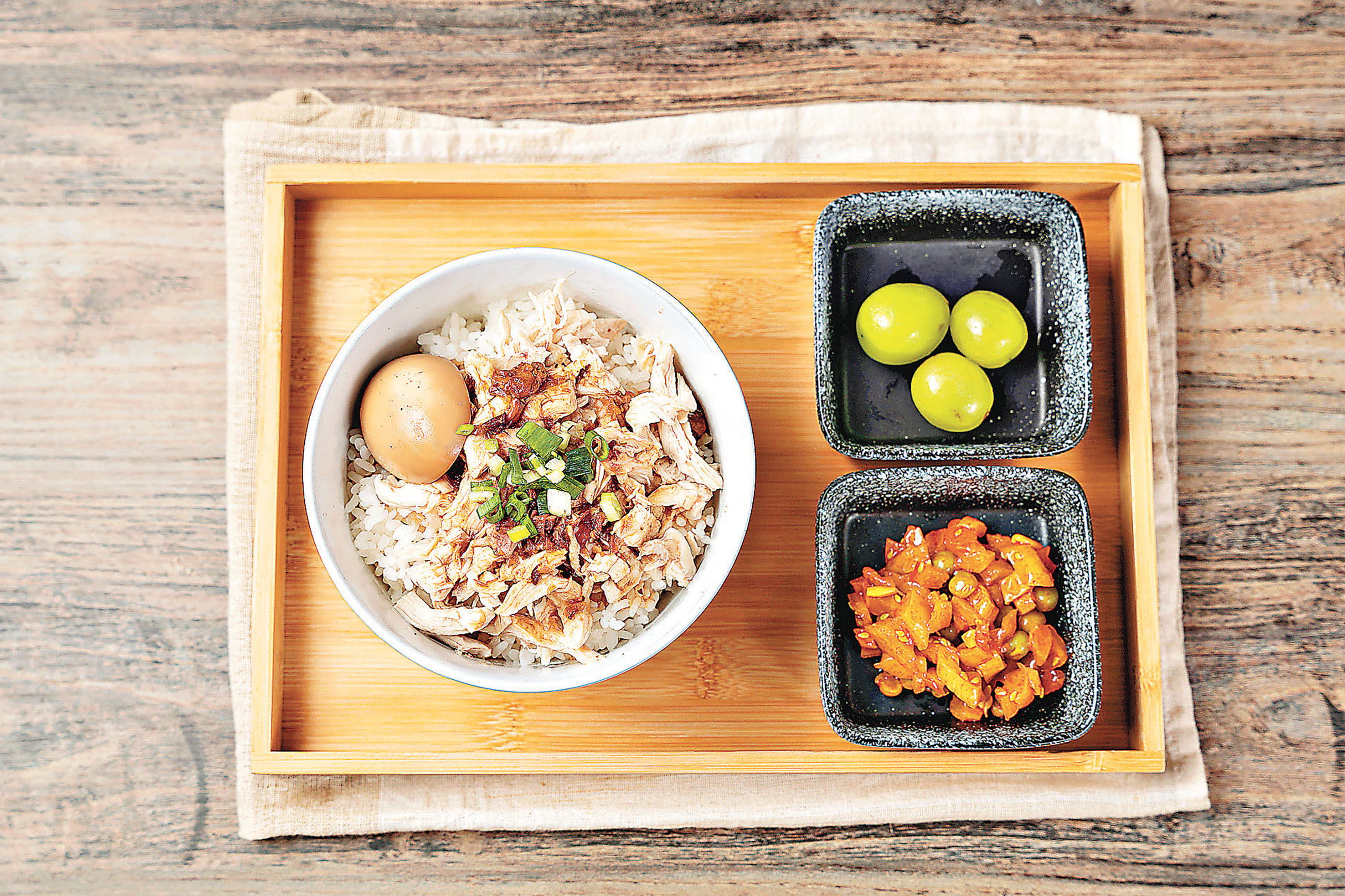 ■葱香雞絲飯是台灣家常美食。