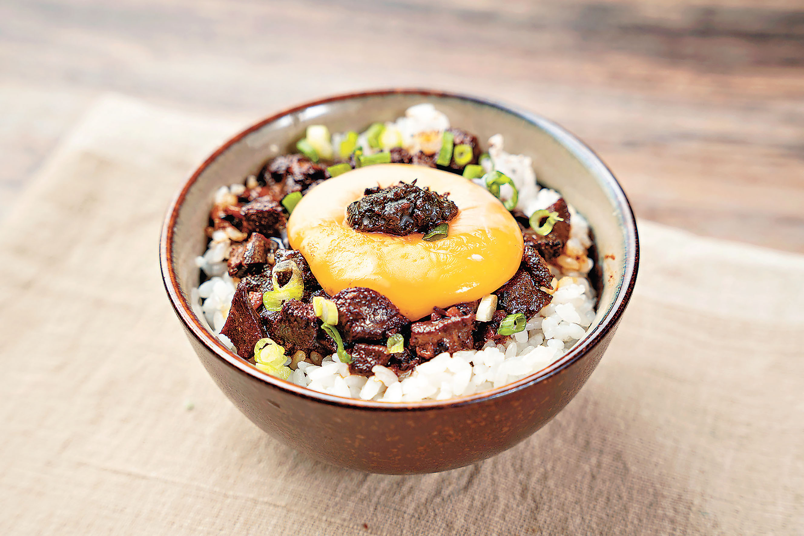 ■黑松滷牛舌滷肉飯市場罕見。