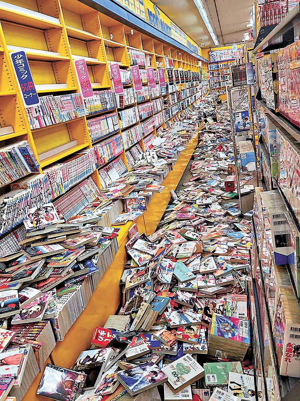 ■日本石川縣地震發生時，當地一間書店內，書籍散落地上。