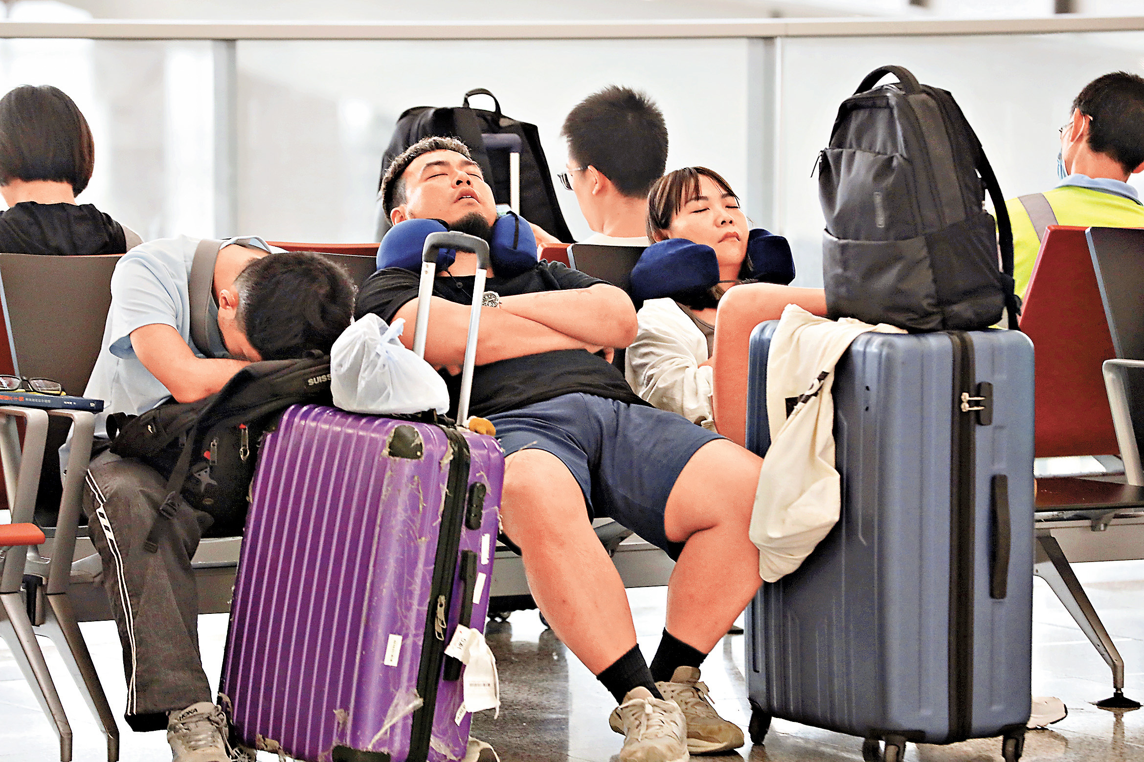 ■航班因機件故障取消很常見，旅客有時會於機場稍作休息。
