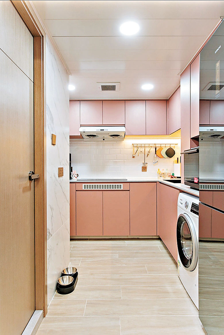 ■廚房廚櫃顏色大膽用上粉紅色。
