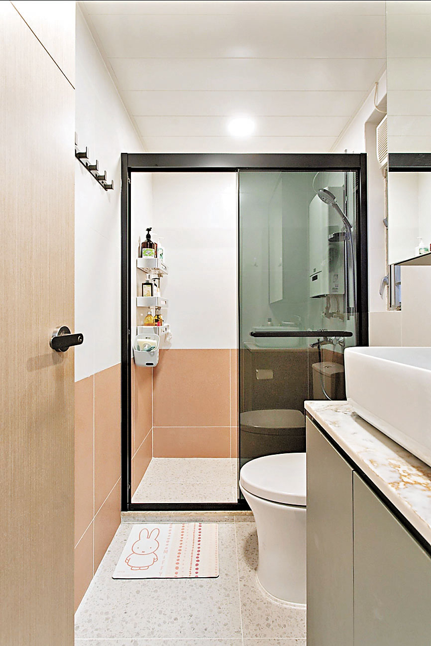 ■淋浴間採用玻璃趟門。