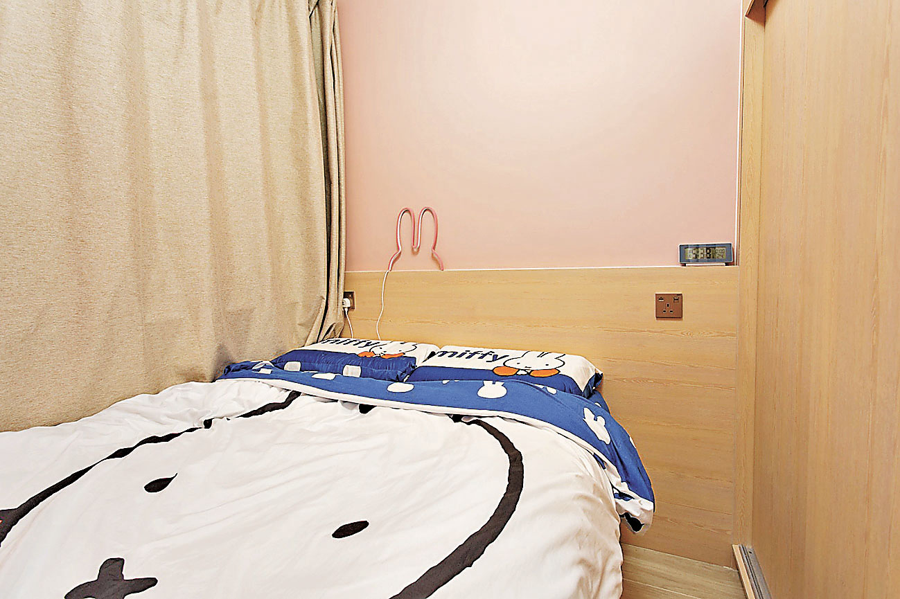 ■睡房的牆以淺粉紅配襯木色，實在很搭。