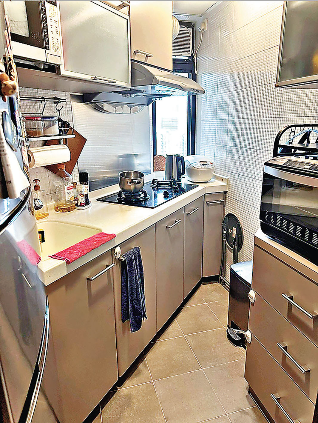 ■廚房雖小，但廚櫃及煮食工具放置妥當。