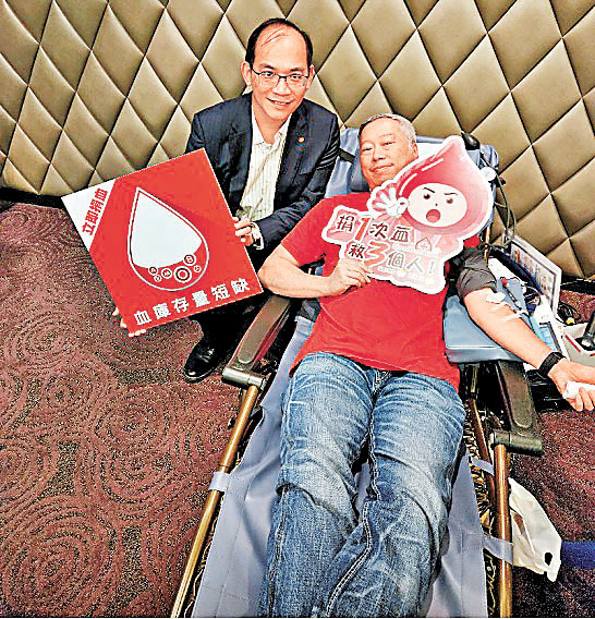 ■李卓廣（左）與鄭志文（右）呼籲市民踴躍捐血。