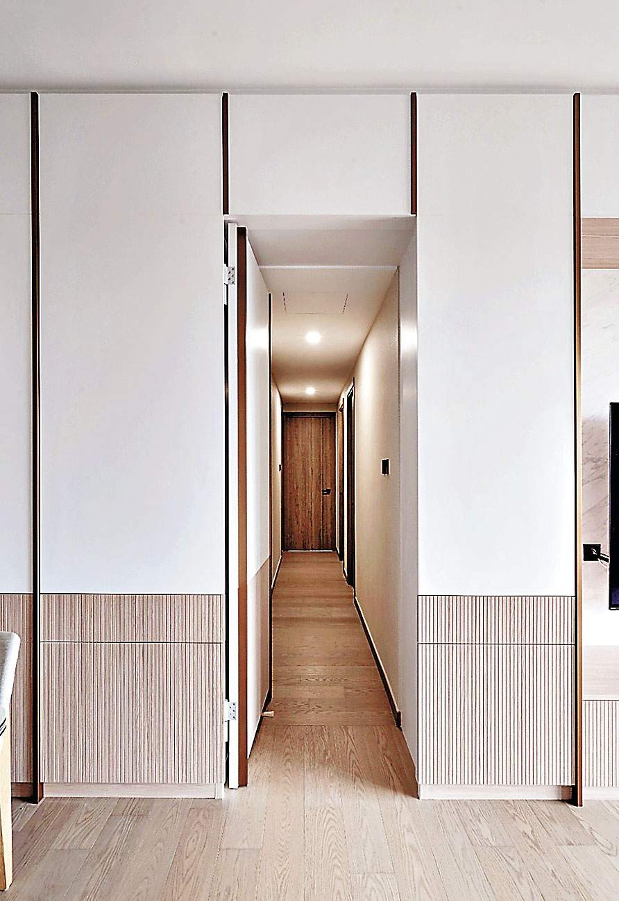 ■白色與啡色條子作對比，房間走廊氣派不凡。