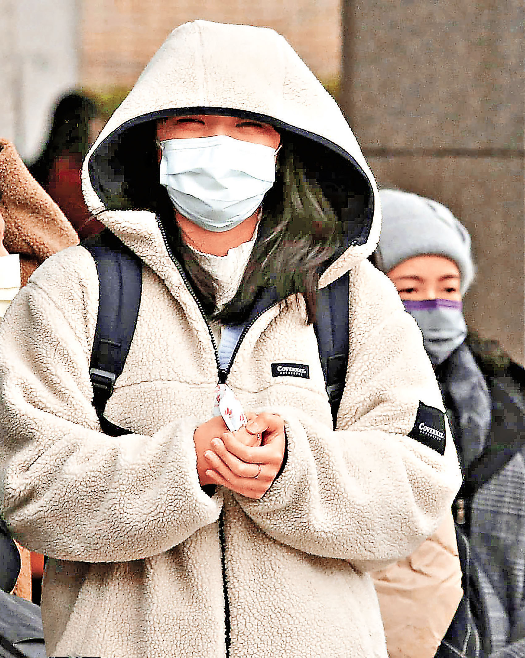 ■嚴寒天氣下，市民手持暖包取暖。    資料圖片