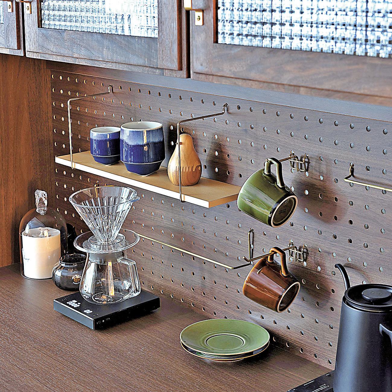 ■餐櫃可安裝茶杯、咖啡壺等掛架和小餐枱。