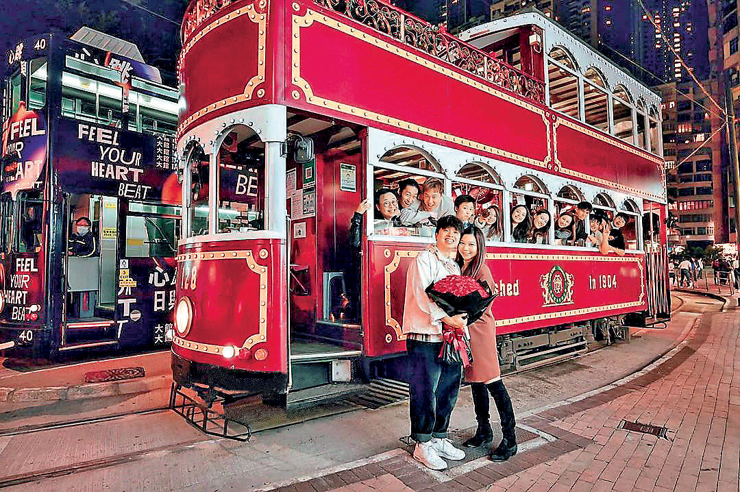 ■紅色古典電車作求婚，可邀請親友見證。    Ig@cherishinlovedecor