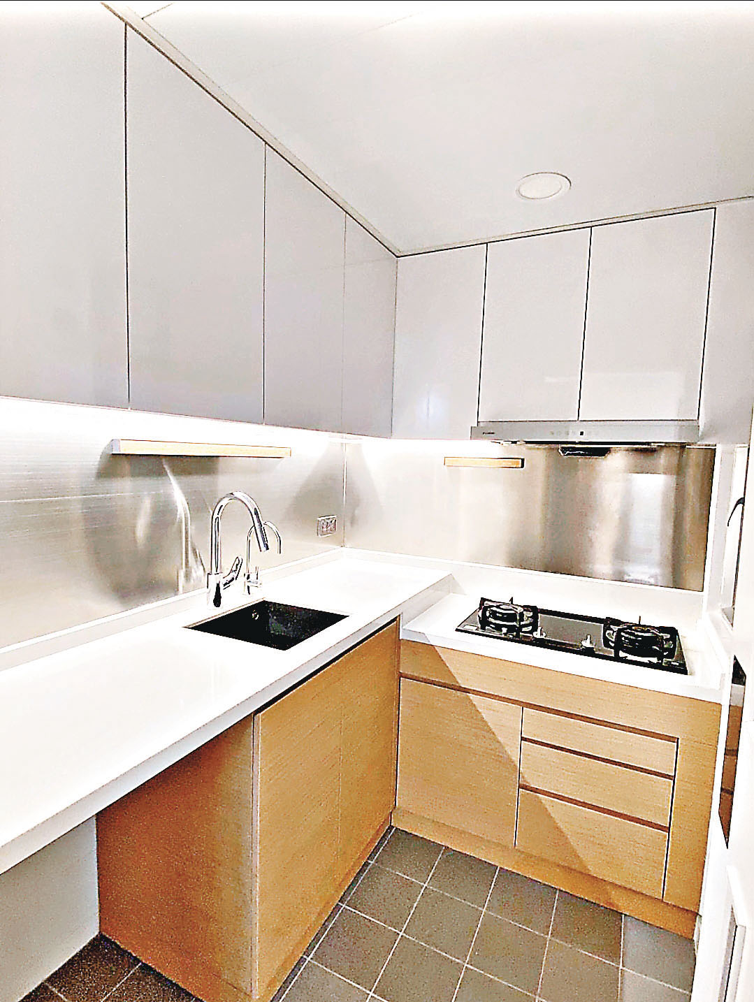 ■廚房廚櫃採用白色和木色配搭。